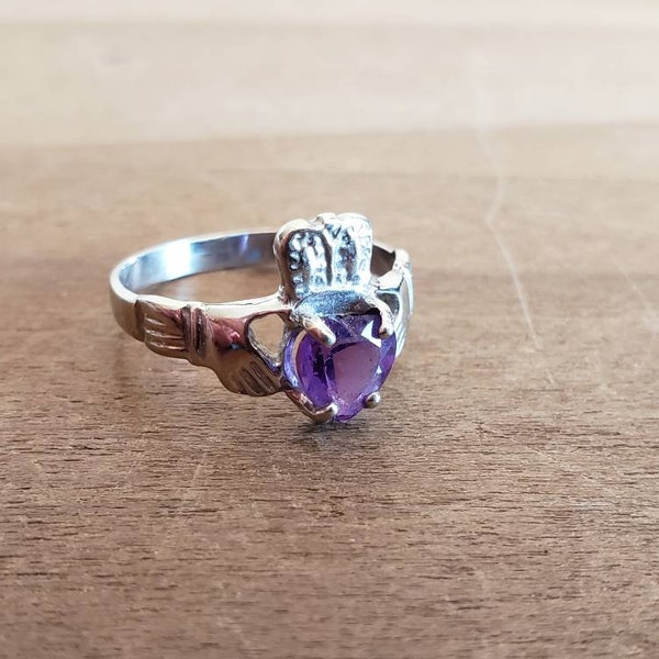 Vintage 14 Karat White Gold Claddagh Ring Band or Wedding Band 1980s Accessory Love Friendship and Loyalty Irish Amethyst Purple Stone