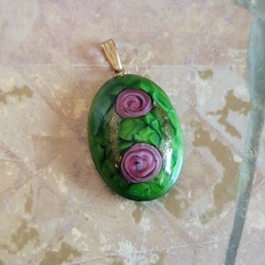 Vintage Murano Glass Green and Pink Roses Floral Pendant Costume Jewelry Italy Gold Tone Metal Bale