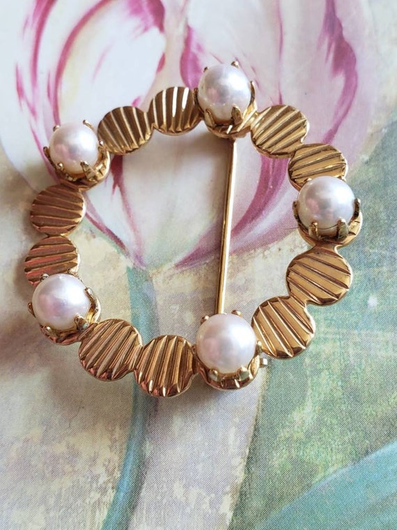 Vintage Gold Tone Metal and Pearl Faux Pearl Circ… - image 4