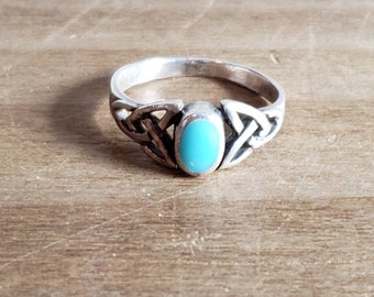 Vintage Sterling Silver Celtic Knot Triskell Oval Turquoise Ring Ladies 1990s Ring Size 7 925