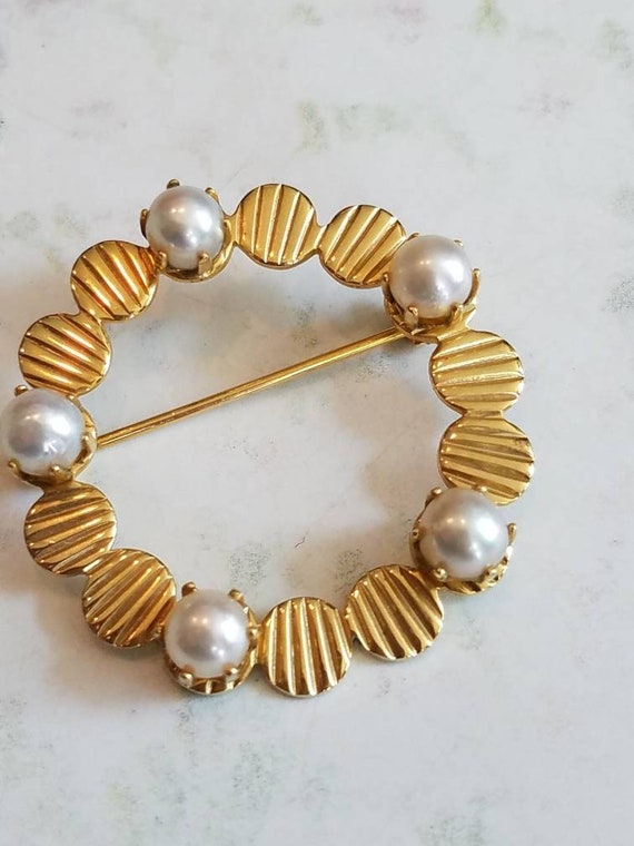 Vintage Gold Tone Metal and Pearl Faux Pearl Circ… - image 7