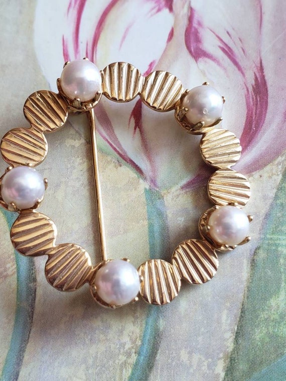 Vintage Gold Tone Metal and Pearl Faux Pearl Circ… - image 2