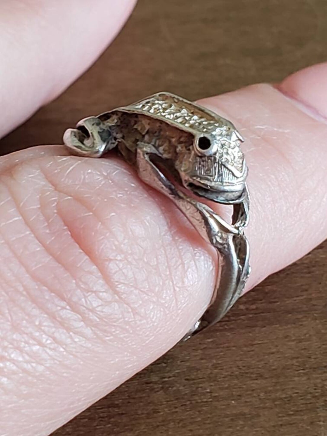 Silver on sale frog ring
