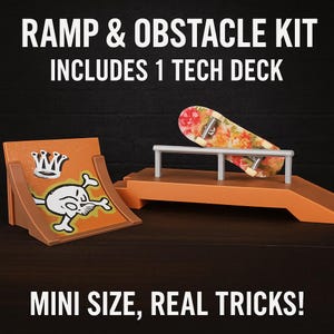 Pode incluir: Um kit de rampa e obstáculos para skate em tons de laranja e castanho, incluindo um Tech Deck. A rampa apresenta um gráfico de caveira e ossos cruzados. O skate tem um design floral. O texto diz "RAMP & OBSTACLE KIT" e "MINI SIZE, REAL TRICKS!"