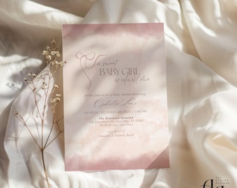 Puede incluir: Una invitación para baby shower con un diseño de acuarela rosa suave. El texto dice "A sweet BABY GIRL is almost due" e incluye detalles del evento, como la fecha, la hora y el lugar. La invitación está sobre un fondo blanco.