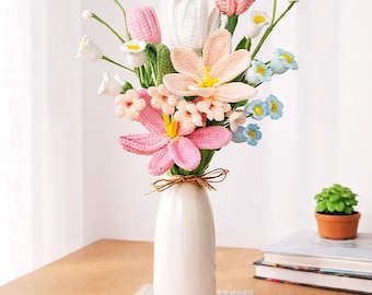 手作りかぎ針編みの花束：バラとチューリップを編んだブーケ。手作りの