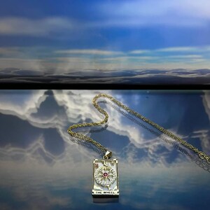 Gouden rad van fortuin tarotketting – mystieke kristallen hanger met robijn in het midden – sierlijke tarotkaartsieraden – spiritueel cadeau voor haar