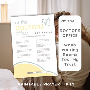 Peut inclure: Ensemble de trois tasses en céramique avec une finition mate et mouchetée. Les tasses sont de couleur crème, gris clair et gris foncé. Chaque tasse a un design simple et minimaliste, parfait pour le café ou le thé.