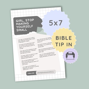 Könnte beinhalten: Ein 5x7 Zoll großes, druckbares Bible Tip-in-Blatt mit kariertem Hintergrund und einem dunkelgrauen Textfeld mit dem Titel Girl, Stop Making Yourself Small. Das Dokument enthält einen Gebetstext, ein Druckersymbol und den Namen @GodlyGoodnessAndMercy.