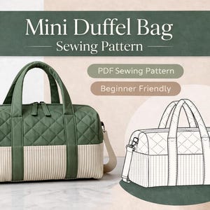 Può includere: Un mini borsone verde e crema con un motivo trapuntato e una base a righe color crema. La borsa ha una tracolla e manici. L'immagine include anche un disegno a tratto della borsa e il testo "Mini Duffel Bag Sewing Pattern".