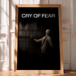 以下が含まれることがあります： 上部に「CRY OF FEAR」の文字が入った額入りのポスター。薄暗い空間で、暗い壁に向かって手を伸ばす人物が描かれています。ポスターは明るい木製のフレームに入っています。
