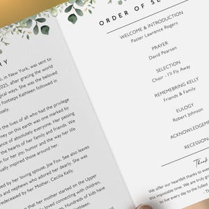 Op de afbeelding: Een gedrukt herdenkingsdienstprogramma met een witte achtergrond en elegant schrift. Het programma bevat een overlijdensbericht, de volgorde van de dienst en dankbetuigingen. Groen accentueert de bovenkant van de pagina's.