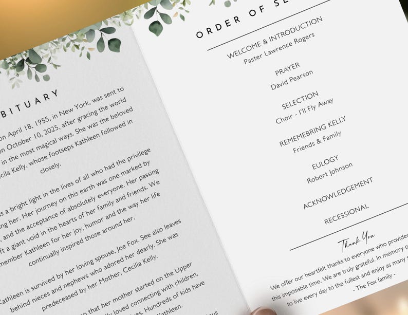 Op de afbeelding: Een gedrukt herdenkingsdienstprogramma met een witte achtergrond en elegant schrift. Het programma bevat een overlijdensbericht, de volgorde van de dienst en dankbetuigingen. Groen accentueert de bovenkant van de pagina's.