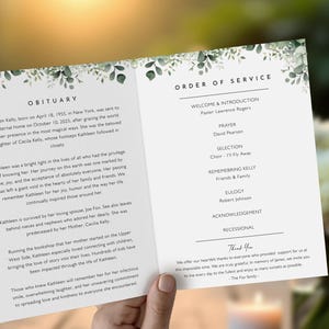 Op de afbeelding: Een herdenkingsdienstprogramma met de tekst "Obituary" en "Order of Service". De pagina's zijn wit met een bloemenontwerp bovenaan. De tekst bevat details over het leven van Kathleen Kelly en de volgorde van de dienst.