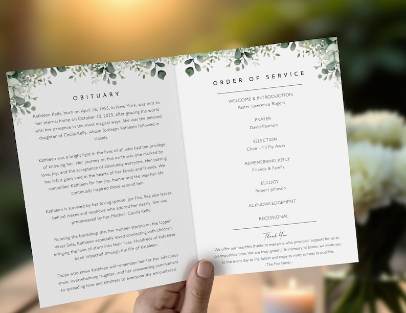 Op de afbeelding: Een herdenkingsdienstprogramma met de tekst "Obituary" en "Order of Service". De pagina's zijn wit met een bloemenontwerp bovenaan. De tekst bevat details over het leven van Kathleen Kelly en de volgorde van de dienst.