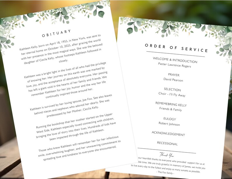 Op de afbeelding: Twee pagina's tellend herdenkingsdienstprogramma met een bloemenontwerp. De linkerpagina bevat een overlijdensbericht met de naam "Kathleen Kelly" en details van haar leven. De rechterpagina geeft de volgorde van de dienst weer, inclusief welkom, gebed en lofrede.
