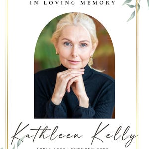 Op de afbeelding: Een herdenkingskaart met een portret van een vrouw, omlijst door een gouden rand en groene bladeren. De tekst "IN LOVING MEMORY" staat bovenaan, met de naam "Kathleen Kelly" en de data "APRIL 1955- OKTOBER 2025" eronder.