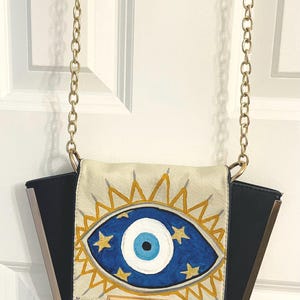 Bolso de hombro con cadena dorada y ojo pintado a mano