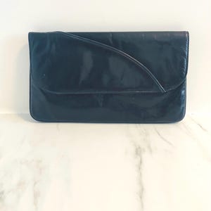Bolso de mano tipo sobre de piel suave azul marino oscuro de Robert Ferenc para Frenchy of California