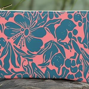 Pochette portaoggetti con stampa botanica a blocchi, pochette per il trucco floreale in stile linoleum, custodia da viaggio verde acqua e rosa salmone, beauty case in stile folk, vintage