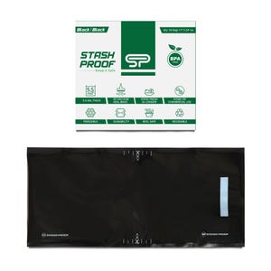 以下が含まれることがあります： 白と緑の箱に入った黒色の真空パック。箱には「STASH PROOF」と「Keep It Safe」と書かれています。バッグのサイズは28 cm x 61 cmで、冷凍可能、耐久性、煮沸可能、再利用可能と表示されています。