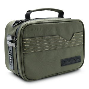 Pode incluir: Uma bolsa retangular verde-oliva com alça e zíper pretos. A bolsa tem uma fechadura de combinação e o texto "STASH PROOF" em um patch preto. Feita de um material durável e texturizado.