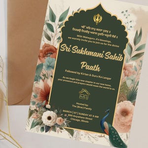 Puede incluir: Una tarjeta de invitación con ilustraciones florales y de pavo real. La tarjeta presenta texto en inglés y punjabi, incluyendo "Sri Sukhmani Sahib Paath" y detalles del evento. Un sobre marrón es visible en el fondo.