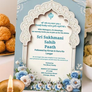 Puede incluir: Una tarjeta de invitación azul claro con detalles florales y detalles blancos ornamentados. La tarjeta presenta texto en varios idiomas, incluyendo "Sri Sukhmani Sahib Paath" y detalles del evento. Una lámpara de latón encendida y bocadillos en primer plano.