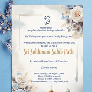 Pode incluir: Um cartão de convite com detalhes florais em branco e azul, anunciando um Sri Sukhmani Sahib Path para celebrar a chegada de uma criança. O cartão inclui texto em inglês e punjabi, com a data, hora e detalhes do local.