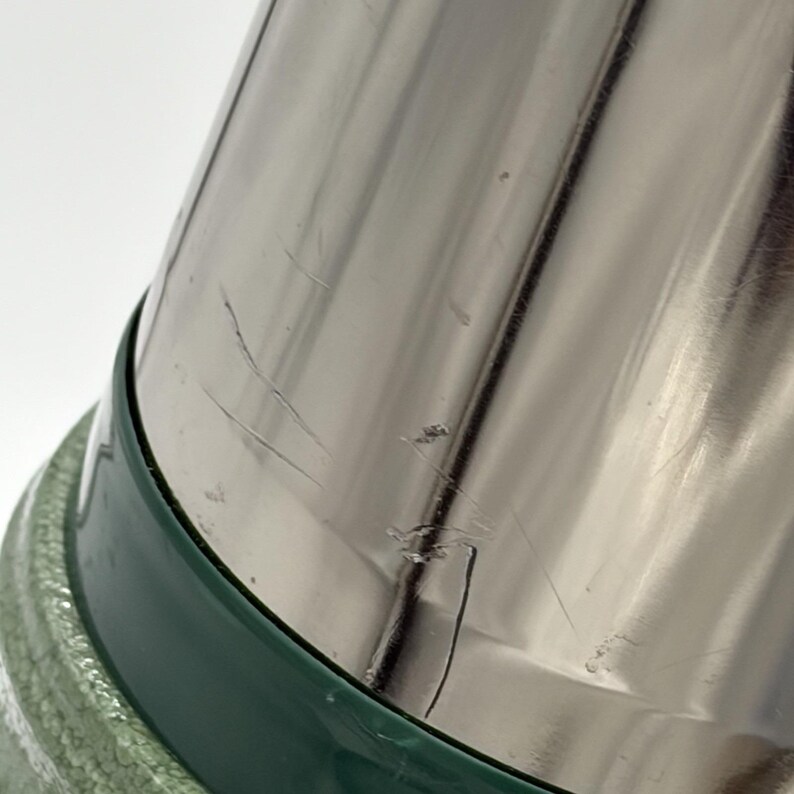 Garrafa térmica vintage grande Aladdin Stanley A-944DH verde de um quarto de galão, fabricada nos EUA. imagem 15
