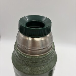 Garrafa térmica vintage grande Aladdin Stanley A-944DH verde de um quarto de galão, fabricada nos EUA. imagem 12