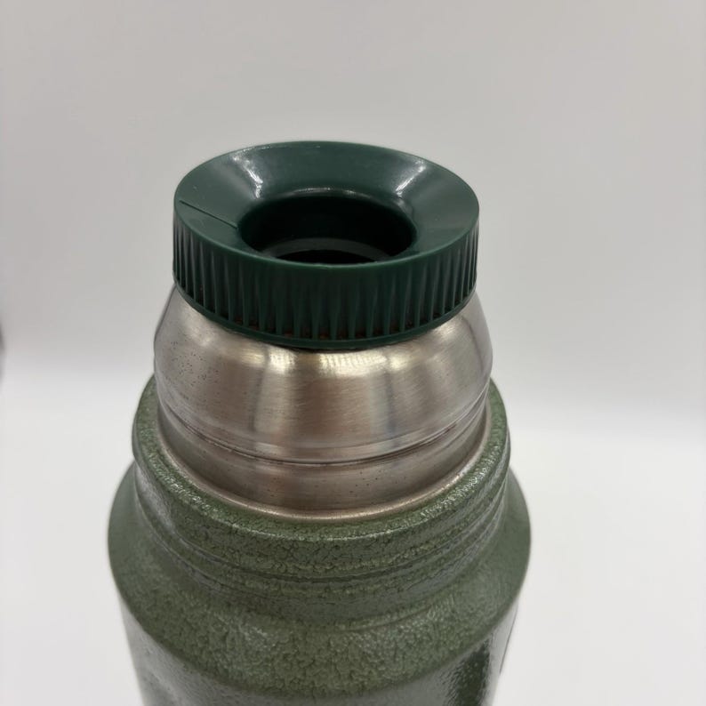 Garrafa térmica vintage grande Aladdin Stanley A-944DH verde de um quarto de galão, fabricada nos EUA. imagem 12