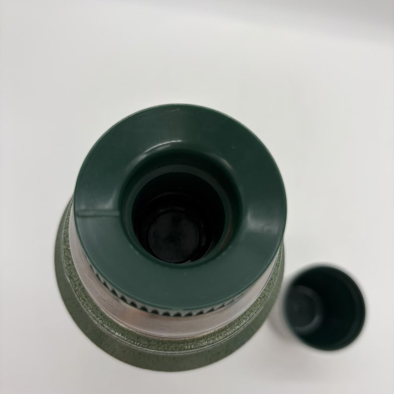 Garrafa térmica vintage grande Aladdin Stanley A-944DH verde de um quarto de galão, fabricada nos EUA. imagem 11