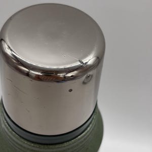 Garrafa térmica vintage grande Aladdin Stanley A-944DH verde de um quarto de galão, fabricada nos EUA. imagem 16