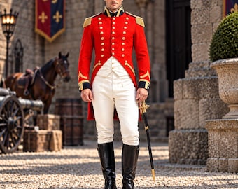 Puede incluir: Una chaqueta militar de color rojo brillante con botones dorados, charreteras doradas y puños negros, combinada con pantalones blancos y botas de cuero negro hasta la rodilla. Una espada con empuñadura dorada se sostiene en la mano.