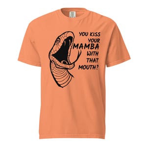 Könnte beinhalten: Orangefarbenes T-Shirt mit einer schwarzen Grafik eines Schlangenmauls und dem Text "YOU KISS YOUR MAMBA WITH THAT MOUTH?"