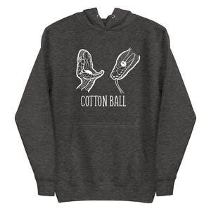 Könnte beinhalten: Dunkelgrauer Kapuzenpullover mit einer weißen Grafik von zwei Schlangenköpfen und dem Text "COTTON BALL" in Weiß. Der Hoodie hat eine Kapuze mit Kordelzug und eine Vordertasche.
