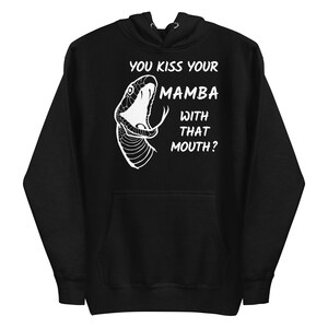 Könnte beinhalten: Schwarzer Kapuzenpullover mit weißer Grafik eines Schlangenkopfes und dem Text "YOU KISS YOUR MAMBA WITH THAT MOUTH?" Der Pullover hat eine Vordertasche und eine Kapuze mit Kordelzug.