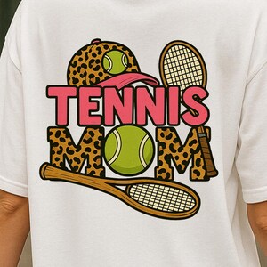 Tennis Mom PNG-hoed en racketontwerp met luipaardprint, roze, opvallende tekst en sportieve balafbeelding voor doe-het-zelfshirts en atletische cadeaus