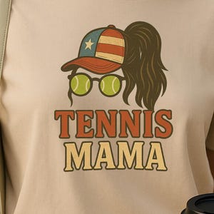 Tennis Mama png-sublimatieontwerp met zonnebril tennisballen en rommelig haar hoedstijl, grappige sportieve clipart voor doe-het-shirts en cadeaus