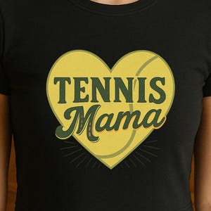 Tennis Mama PNG-sublimatieontwerp met hartvormige gele tennisbal en gewaagde retrotekst, sportieve clipart voor moeder DIY-shirts