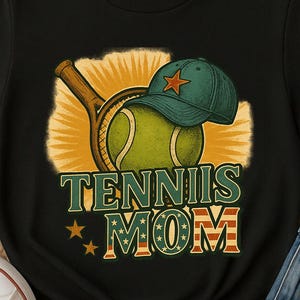 Tennis Mom PNG-sublimatieontwerp met racketbal en sterrenhoed-afbeelding, retro gewaagde VS-stijl clipart voor sportieve DIY-shirtprojecten