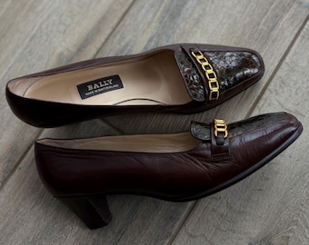 Mocasines vintage Bally con cadena Y2K de lujo en piel marrón con relieve de cocodrilo para mujer, talla 5.5 de EE. UU.