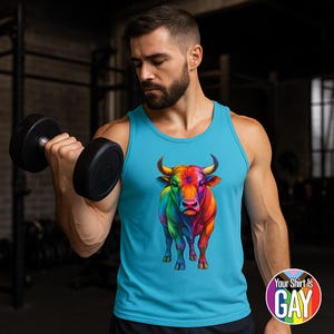 Puede incluir: Camiseta sin mangas azul claro con un diseño de toro multicolor. La persona que lleva la camiseta sin mangas levanta una pesa. El texto "Your Shirt Is GAY" está en un diseño circular en la parte inferior derecha.