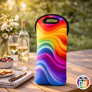 Może przedstawiać: Kolorowy pokrowiec na butelkę wina z tęczowym wzorem fal. Pokrowiec ma czarny uchwyt i stoi na drewnianym stole. Napis "Your Shirt Is GAY" znajduje się na naklejce.