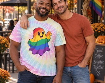 Könnte beinhalten: Ein kurzärmeliges Batik-T-Shirt mit einer zentralen Grafik eines lächelnden Geistes in Regenbogenfarben. Das T-Shirt hat ein pastellfarbenes Wirbelmuster in Rosa, Gelb und Blau. Der Geist hat schwarze Augen und einen schwarzen Mund.