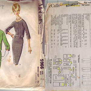 Pu&ograve; includere: Modello di cucito vintage McCall's 5966 per un completo da donna. L'illustrazione mostra un completo verde con cappello abbinato e un completo grigio. Il modello include una giacca e una gonna. Il modello &egrave; contrassegnato 75c.