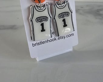 Pendientes de arcilla polimérica con la camiseta de local (blanca) de los San Antonio Spurs