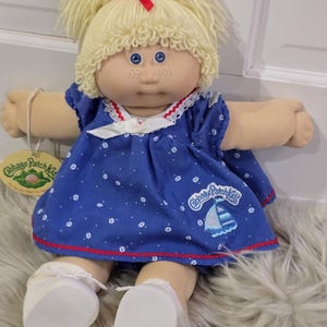 Peut inclure: Ensemble de trois mugs en céramique avec une finition mate et mouchetée. Les mugs sont dans des tons crème, gris clair et gris foncé. Chaque mug a un design simple et minimaliste et une anse arrondie.