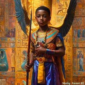 Op de afbeelding: Een jonge persoon in Egyptische kleding, met een speer. De outfit heeft een kleurrijke kraag, blauwe cape en gouden accenten. De achtergrond is een gouden muur met hiërogliefen en gevleugelde figuren. De afbeelding heeft een koninklijk en historisch thema.